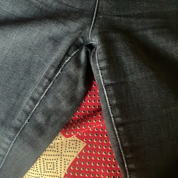 EUC Victoria’s Secret Mid Rise Black Siren five pocket Jeans - Picture 6 of 7